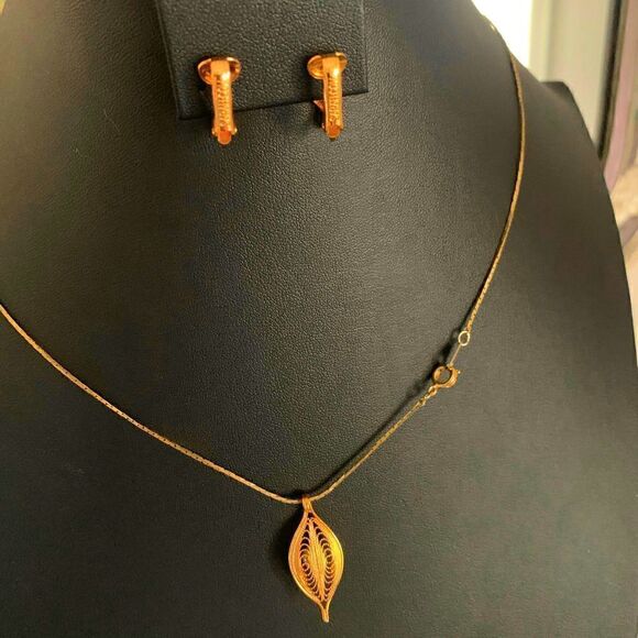 Elegant Sarah Coventry Filigree Leaf Necklace Set, in Gold plate, Marked - Picture 6 of 8